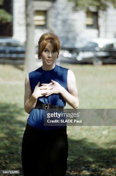 Rendezvous With Julie Harris. 1961 - Portraits en extérieur dans un jardin, de Julie HARRIS, en robe sans manches, avec une ceinture.