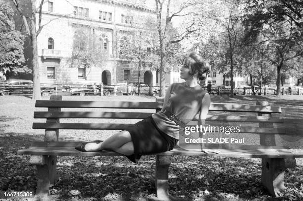 Rendezvous With The Actress Julie Harris. En 1961, à New york l' actrice américaine, Julie HARRIS, posant en extérieur dans un parc sur un banc entre...