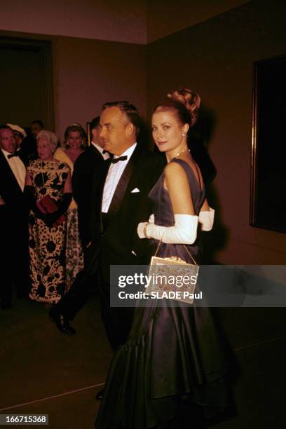 Rendezvous With Prince Rainier And Princess Grace Of Monaco In The United States. Aux Etats-Unis en 1963, à Philadelphie, dans un hall de réception,...