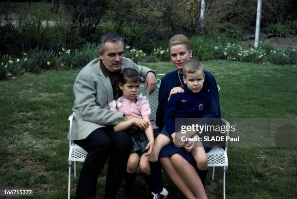 Rendezvous With Prince Rainier And Princess Grace Of Monaco In The United States. Aux Etats-Unis, à Philadelphie en 1963, dans le jardin d'une...