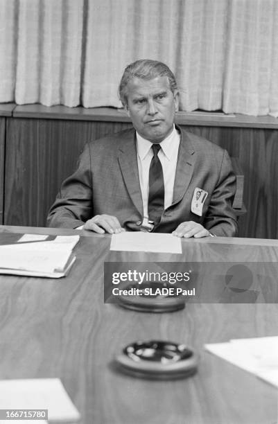 Wernher Von Braun And His Team. Aux Etats-Unis, en janvier 1964, à Michoud, dans une salle de réunion des usines de construction de la fusée Saturne...