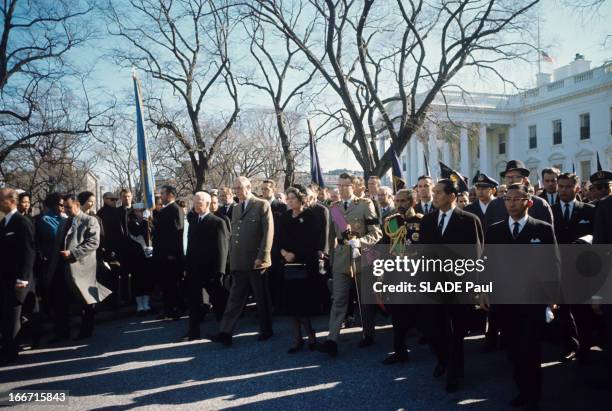 Funeral Of John Fitzgerald Kennedy. Aux Etats-Unis, devant la Maison Blanche, marchant dans le cortège funèbre des obsèques du président John...