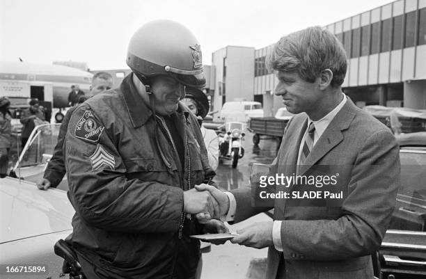 American Presidential Election 1968 Campaign Of Robert Francis Kennedy. Aux Etats-Unis, en mars 1968, près d'un aeroport, Robert KENNEDY, en veste et...