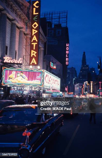 First In New York Of The Film 'Cleopatre', Directed By Joseph Mankiewicz. A Broadway, de nuit, la circulation automobile de la rue et sous l'enseigne...