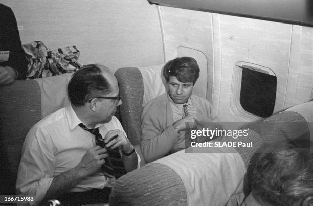 American Presidential Election 1968 Campaign Of Robert Francis Kennedy. Aux Etats-Unis, en mars 1968, dans l'avion des tournées electorales, près du...