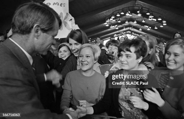 American Presidential Election 1968 Campaign Of Robert Francis Kennedy. Aux Etats-Unis, en mars 1968, lors d'un meeting de sa campagne à l'élection...