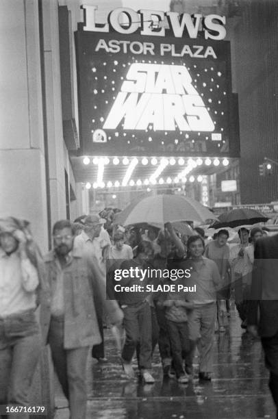 Queue In New York For The Film 'Star Wars'.