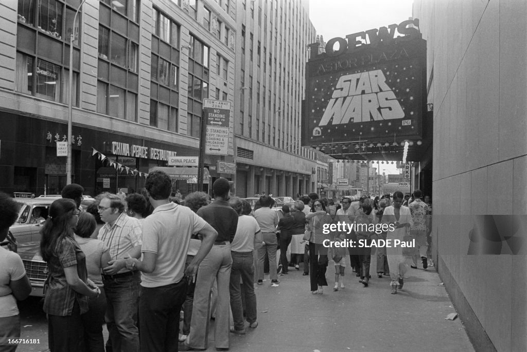 Queue In New York For The Film 'Star Wars'
