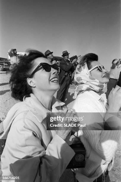 Americans Attending The Launch Of The Rocket Of John Glenn, Florida. En fevrier 1962, aux Etats Unis, sur la plage à Cap Canaveral, manifestation de...