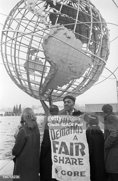 International Fair Of New York. Aux Etats-Unis, à New York, le 23 avril 1964, lors de la foire internationale, un manifestant Afro-amréricain,...