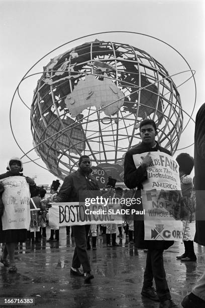 International Fair Of New York. Aux Etats-Unis, à New York, le 23 avril 1964, lors de la foire internationale, au centre de l'exposition, des...