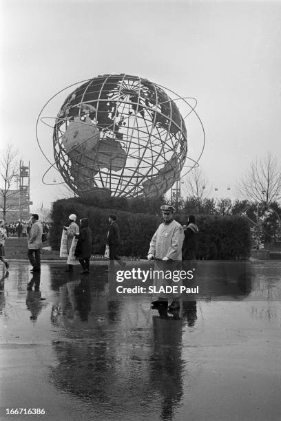 International Fair Of New York. Aux Etats-Unis, à New York, le 23 avril 1964, lors de la foire internationale, un des policiers en uniforme tenant...