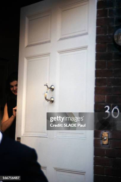 Jackie Kennedy Moves To Georgetown. En décembre 1963, à Georgetown, au N°3038 de N Street, Jackie KENNEDY, ouvrant la porte de sa nouvelle maison.