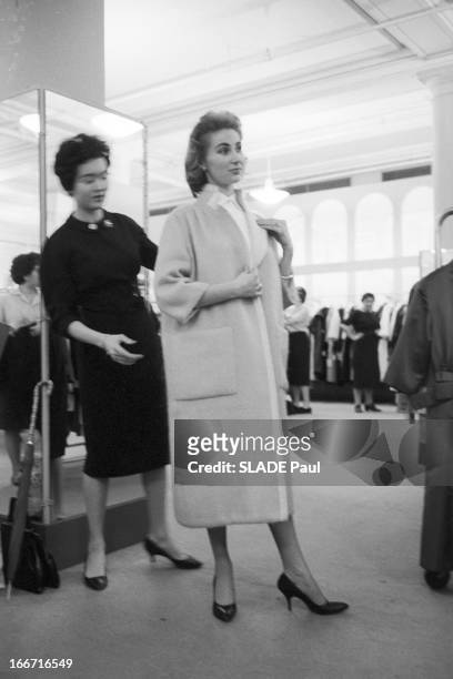 Ohrbach'S Store In New York. En 1959, à New York, Place des Syndicats, dans le magasin d'habillement à bas prix OHRBACHD une cliente essayant un...