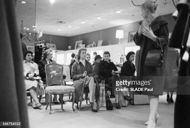 Ohrbach'S Store In New York. En 1959, A New York, Place des Syndicats, dans le magasin d'habillement à bas prix OHRBACHD un espace de repos ou...