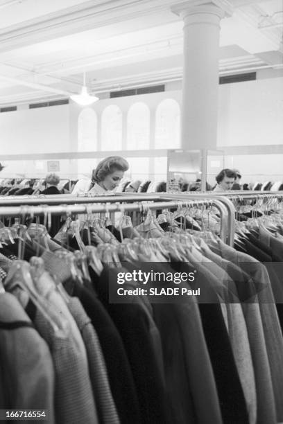 Ohrbach'S Store In New York. En 1959, A New York, Place des Syndicats, dans le magasin d'habillement à bas prix OHRBACH, une cliente cherchant une...