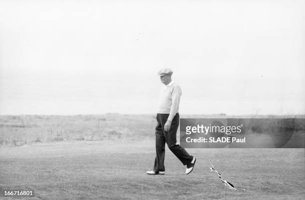 The President Of The United States, Dwight David Eisenhower Playing Golf In Scotland. En septembre 1959, lors d'un séjours au Château de Culzean, en...