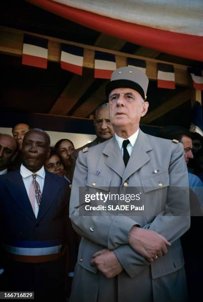 Official Travel Of General Charles De Gaulle To The Caribbean And Guyanne. Aux Antilles, en extérieur, sous un préau décoré de fanions tricolores, le...
