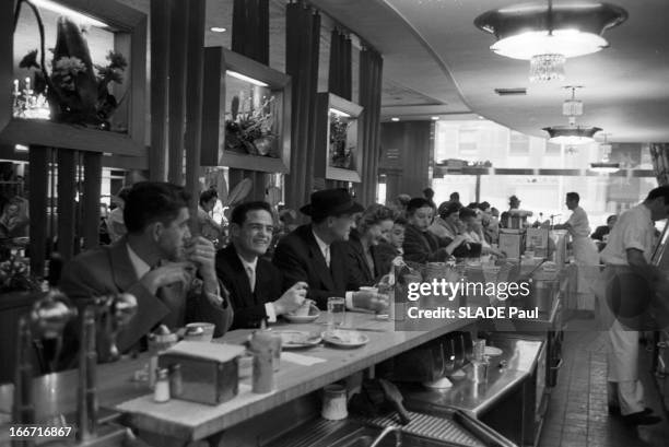 Rendezvous With Alphonse Halimi, Boxing World Champion. Etats-Unis, New-York, 11 novembre 1957, le boxeur français d'origine algérienne Alphonse...