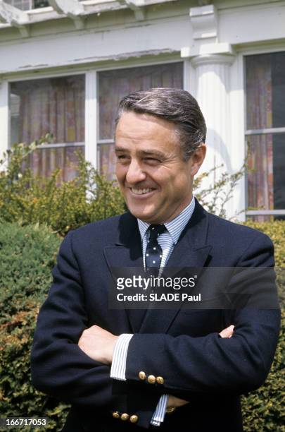 Close-Up Of Robert Sargent Shriver Ambassador Of The United States In France. Aux Etats-Unis, Robert Sargent SHRIVER, en costume cravate, posant les...