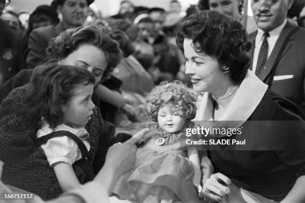 Launch Of The Shirley Temple Doll In The Presence Of The Actress. 8 avril 1958, Lancement de la vente d'une poupée à l'effigie de l'actrice...