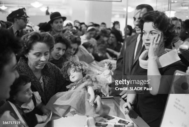 Launch Of The Shirley Temple Doll In The Presence Of The Actress. 8 avril 1958, Lancement de la vente d'une poupée à l'effigie de l'actrice...