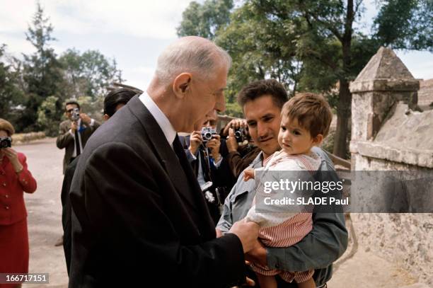 Official Visit Of President Charles De Gaulle To Mexico. Au Mexique, dans la rue, le président Charles DE GAULLE, en costume cravate, de profil...