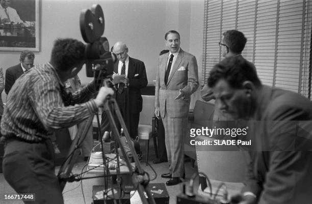 Gonzalo Guell, Prime Minister Of Cuba. République de Cuba, 7 avril 1958, Gonzalo GUELL, alors premier ministre, reçoit des journalistes dans son...