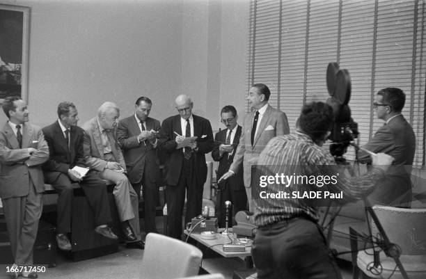 Gonzalo Guell, Prime Minister Of Cuba. République de Cuba, 7 avril 1958, Gonzalo GUELL, alors premier ministre, reçoit des journalistes dans son...