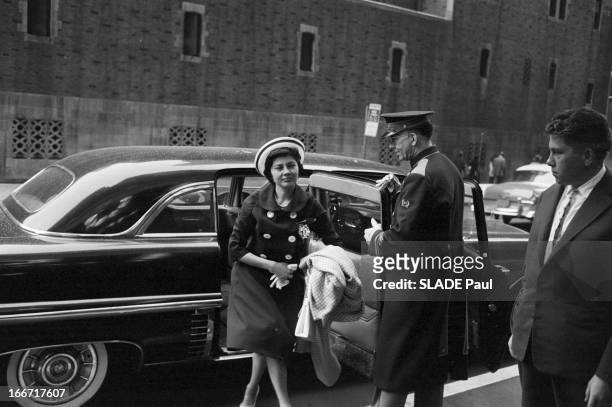 Princess Soraya Visiting New York. En avril 1958, la princesse SORAYA ESFANDIARI BAKHTIARI, en voyage à New York, sortant de sa voiture, pour...