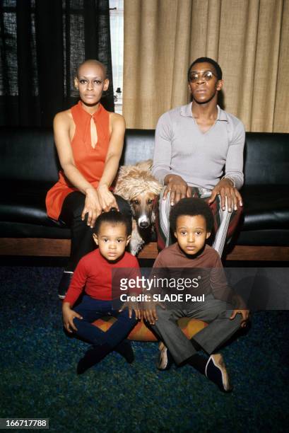 Rendezvous With Pat Evans. Aux Etats-Unis, en mai 1970, Pat EVANS, mannequin de couleur noire, la tête rasée, posant en famille, avec ses deux fils,...