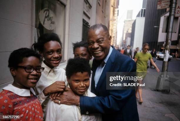 Rendezvous With Louis Armstrong. Aux Etats-Unis, à Los Angeles, en juin 1970, Louis ARMSTRONG, trompettiste, chanteur, portant un costume noeud...