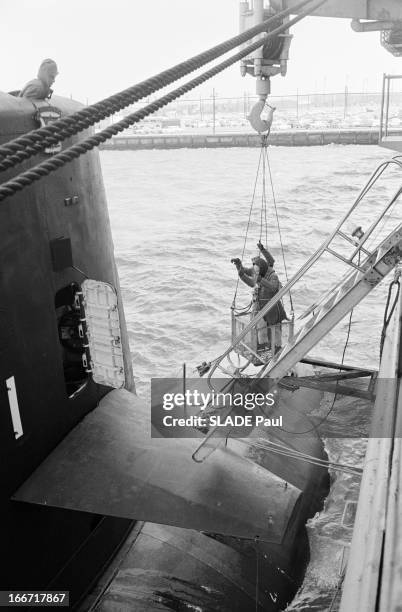 Aboard The Shark Submarine. En Mars 1963, reportage sur le sous-marin atomique 'Shark' et son équipage lors d'une plongée en mer: à la base de New...