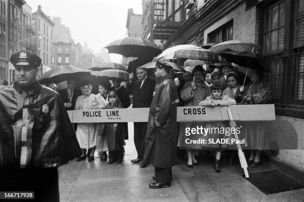 The Princess Sofia Of Greece In New York. Le 30 octobre 1958, aux Etats Unis, un barrage de police, un jour de pluie, contient une foule équipée de...