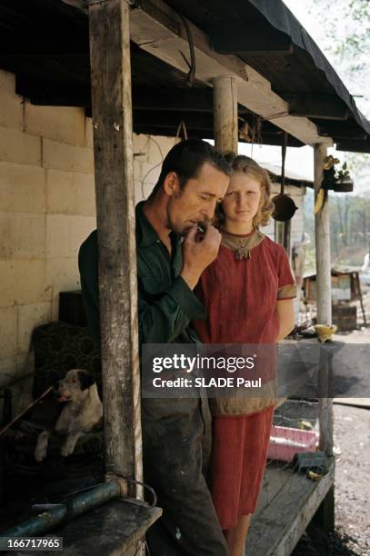 Appalachian Valley. Dans le nord-est américain, dans les Appalaches, sous l'appentis d'une baraque, un homme de profil, portant des vêtements tâchés,...