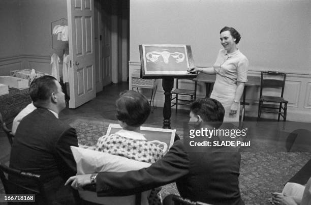 School Of Future Parents In New York. New York-Octobre 1957- Une école pour les futurs parents:dans une salle équipée d'un présentoir montrant un...