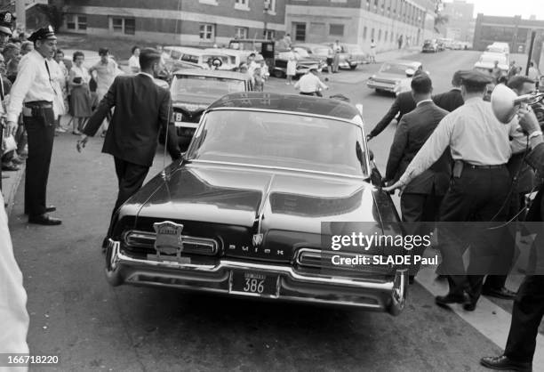 John And Jackie Kennedy Lose Patrick, Their Third Child. A Boston, au 'Children Medical Center', le 9 Août 1963, la perte de leur nouveau-né, Patrick...