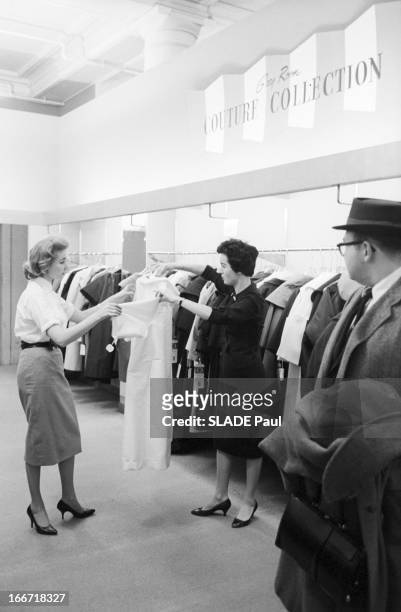 Ohrbach'S Store In New York. En 1959, A New York, Place des Syndicats, dans le magasin d'habillement à bas prix OHRBACHD une vendeuse montrant un...