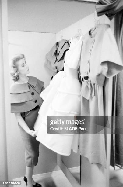 Ohrbach'S Store In New York. En 1959, a New York, Place des Syndicats, dans la cabine d'essayage du magasin d'habillement à bas prix OHRBACHD une...