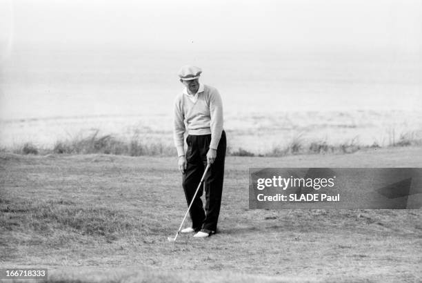 The President Of The United States, Dwight David Eisenhower Playing Golf In Scotland. En septembre 1959, lors d'un séjours au Château de Culzean, en...