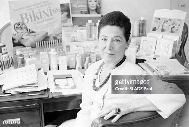 Mala Rubinstein And Her Beauty Institute. New York- 26 juillet 1966- Reportage sur Mala RUBINSTEIN et son Institut de beauté: celle-ci cheveux tirés...