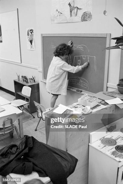 Delphine Fox, Victim Of An Attack Of The Oas, Treated In New York. Nerw York, 22 Juillet 1967, Delphine RENARD victime d'un attentat de l'OAS à...