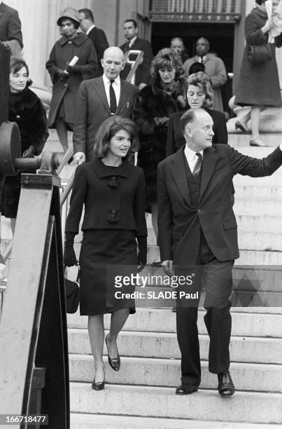 Jackie Kennedy, Widow, Leaves The White House. A Washington, le départ de la Maison Blanche de Jackie KENNEDY, veuve de John FITZGERALD KENNEDY;...
