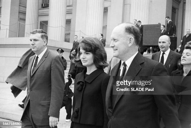 Jackie Kennedy, Widow, Leaves The White House. A Washington, le départ de la Maison Blanche de Jackie KENNEDY, veuve de John FITZGERALD KENNEDY;...