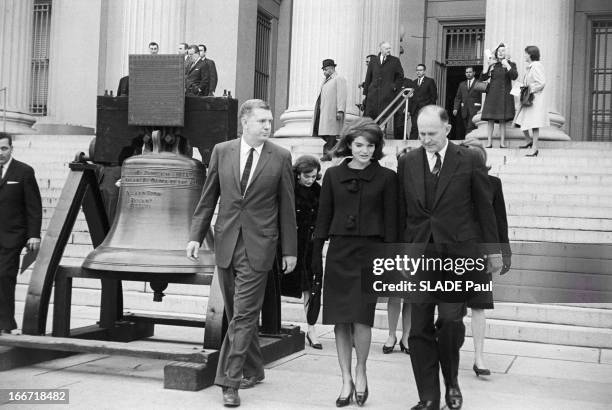 Jackie Kennedy, Widow, Leaves The White House. A Washington, le départ de la Maison Blanche de Jackie KENNEDY, veuve de John FITZGERALD KENNEDY;...