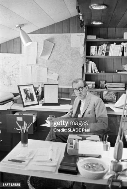 Rendezvous With Cornelius Ryan. Etats-Unis -22 mai 1964- Chez lui, Cornelius RYAN, portant des lunettes de vue, assis à son bureau, lisant un...