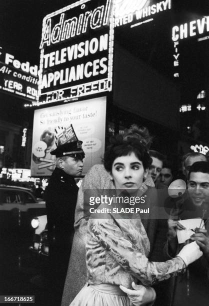 First Of The Film The Diary Of Anne Frank By George Stevens In New York. Le 20 mars 1959, aux Etat Unis, sous les néons de Broadway, à l'occasion de...
