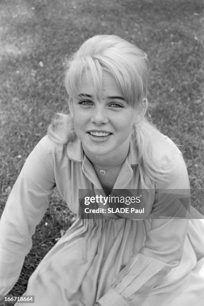 Rendezvous With Sue Lyon, Lolita In Stanley Kubrick Film. En juin 1962, aux Etats-Unis en extérieur, dans un zoo de New York, portrait souriant en...