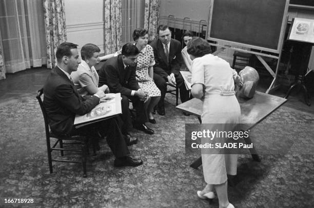 School Of Future Parents In New York. New York-Octobre 1957- Une école pour les futurs parents: dans une salle, une femme enseignant à de jeunes...