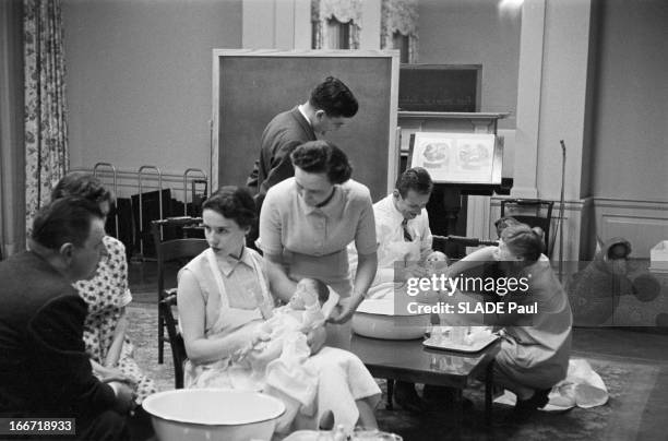 School Of Future Parents In New York. New York-Octobre 1957- Une école pour les futurs parents: séance pratique du bain à un nouveau-né à l'aide d'un...